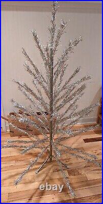 6 Ft Aluminum Taper Tree Christmas Tree Model 6061 in Original Box 61 Branch
