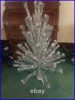EVERGLEAM 55 BRANCH STAINLESS ALUMINUM 4 FT. CHRISTMAS TREE In Box With Sleeves