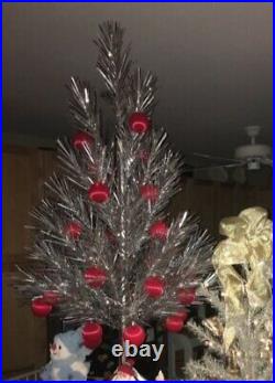 EVERGLEAM VTG ALUMINUM Christmas Tree 4ft. 40 Straight Needle Branches and Box