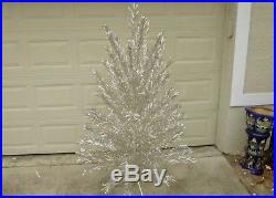 Evergleam 6' Silver Aluminum Stainless Christmas Tree 94 Branches Near Mint