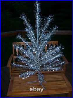 Pretty Collector's Vtg 4.5 Ft. Aluminum Stainless Silver Regal Christmas Tree