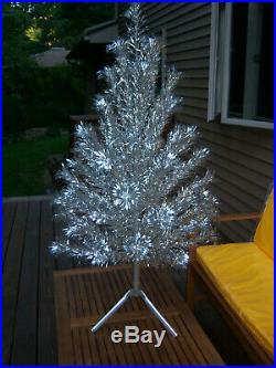 Sharp Collector's Vtg 4ft. Aluminum Evergleam Stainless Silver Christmas Tree