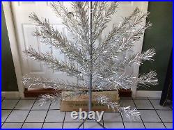 Silver Glow By Arandell 6.5ft 49 Branches No. Pro/49 Aluminum Christmas Tree Box