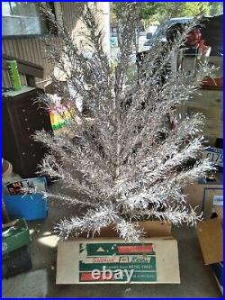 VINTAGE REGAL 6 Ft ALUMINUM CHRISTMAS TREE MODEL 526 GOOD USABLE CONDITION