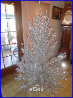VINTAGE SILVER FOREST 6 1/2 FOOT ALUMINUM CHRISTMAS TREE IN BOX 94 branches