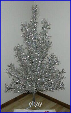 Vintage Regal Metal Tree Model 3445 4.5' Tall Silver